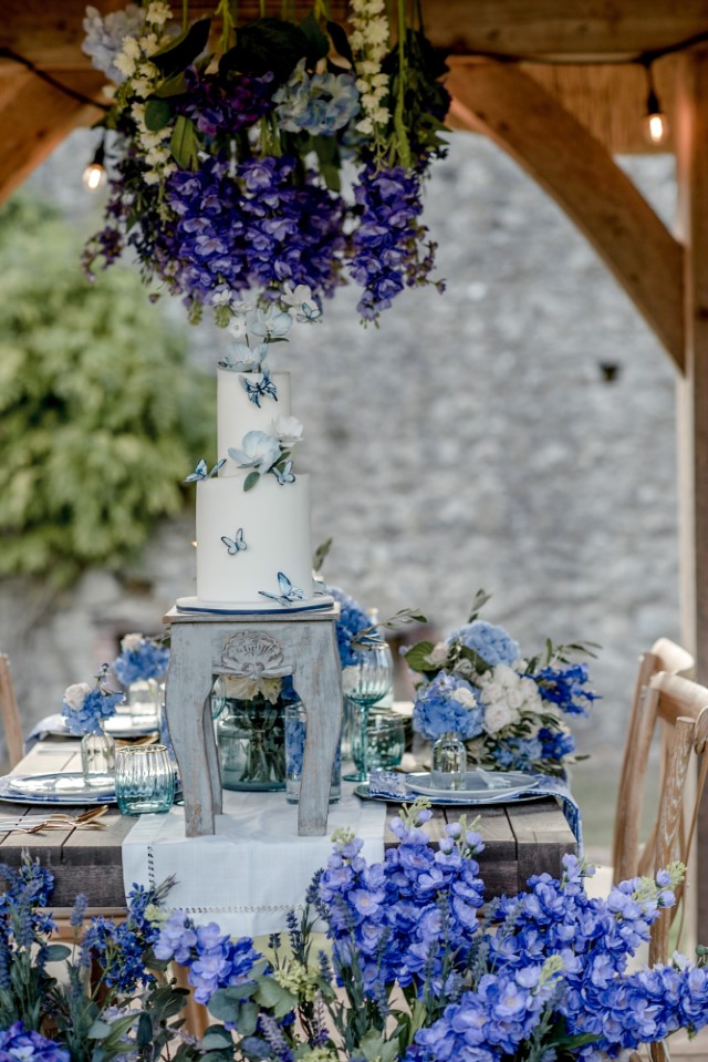 China blue elopement wedding cake